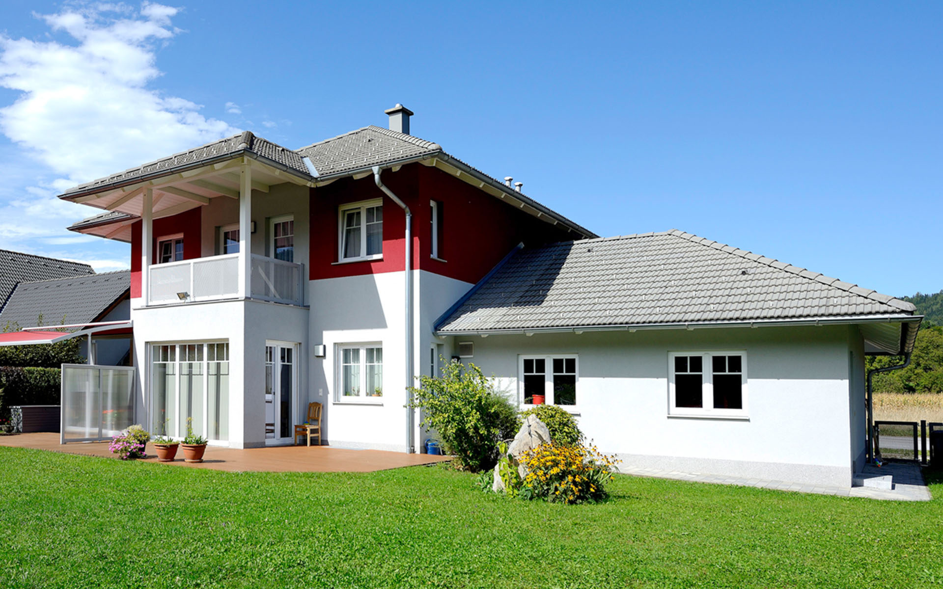 Modernes Einfamilienhaus in Ziegelbauweise von WOLF Massivbau mit nachhaltigem Design